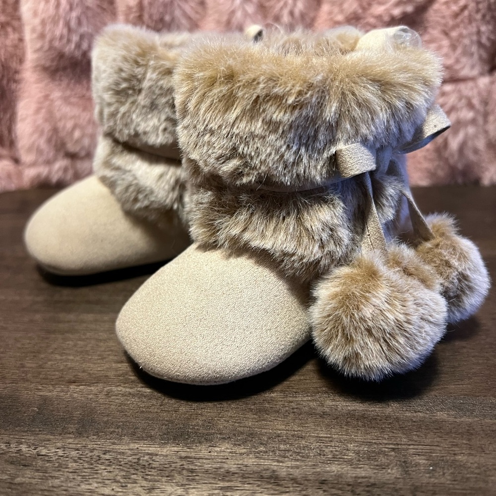Stepping Stones faux fur baby booties in size 1 (0-3 months) - Picture 2 of 4